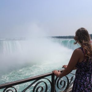 tourists-enjoying-water_1048944-6493990